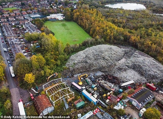 Gunungan Sampah Ilegal