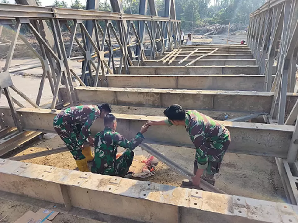 TNI AL Bangun Jembatan